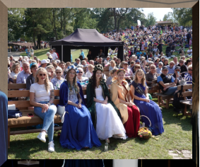 Waldkönigin Dominika mit Ehrendame Weronika aus Barlinek und Ehrendame der Schwanenkönigin  Miree aus Prenzlau